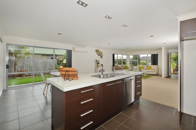 Photo of property in 18 Resolution Place, One Tree Point, 0118