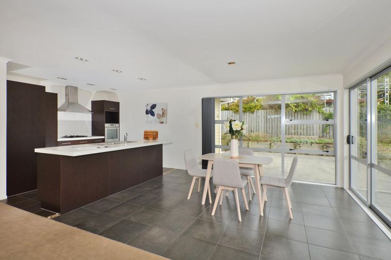 Photo of property in 18 Resolution Place, One Tree Point, 0118