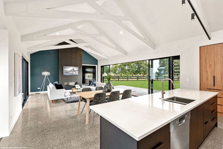 Photo of property in 35 Mike Smith Drive, Cambridge, 3434