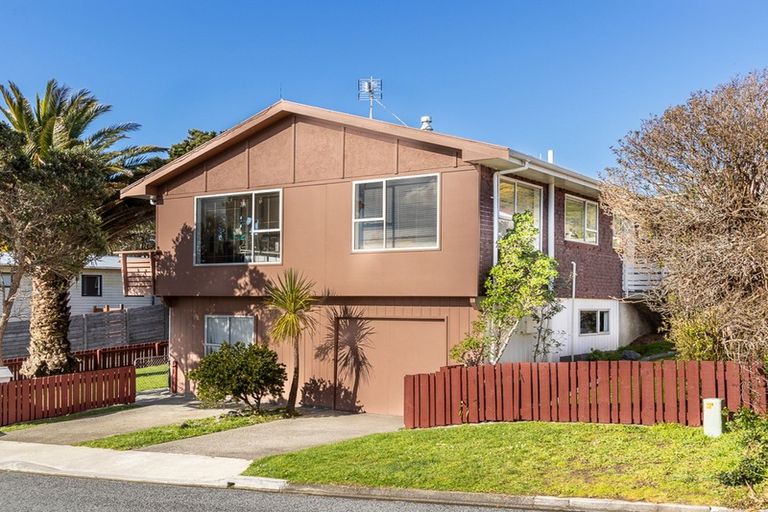 Photo of property in 37 Edgecombe Street, Newlands, Wellington, 6037