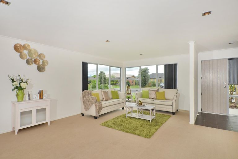 Photo of property in 18 Resolution Place, One Tree Point, 0118