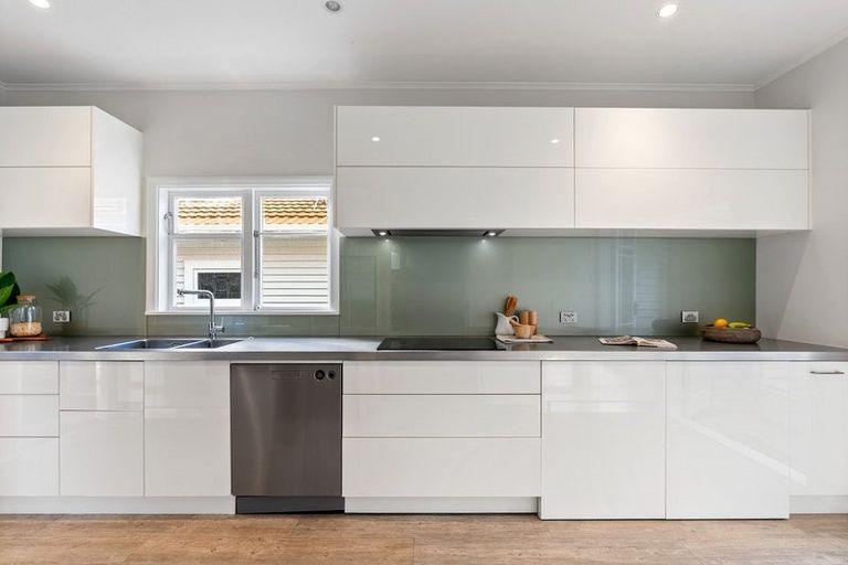 Photo of property in 7 Albemarle Road, Northland, Wellington, 6012