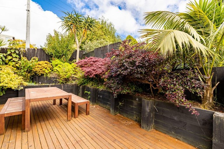 Photo of property in 21 South Lynn Road, Titirangi, Auckland, 0604