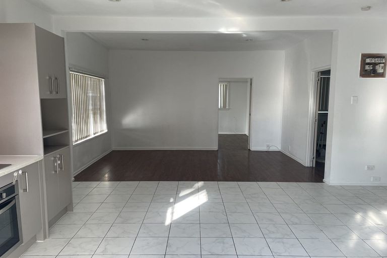 Photo of property in 31 Newington Road, Henderson, Auckland, 0612