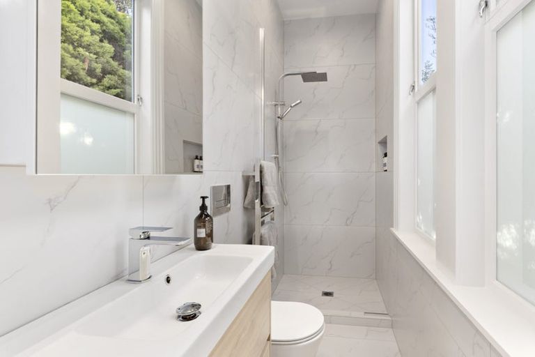 Photo of property in 17 West Road, Northland, Wellington, 6012