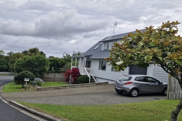 Photo of property in 1/12 Ballini Rise, West Harbour, Auckland, 0618