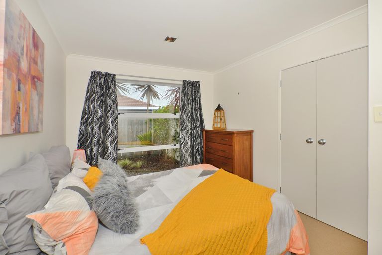 Photo of property in 18 Resolution Place, One Tree Point, 0118