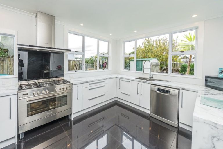 Photo of property in 12 Carlton Avenue, Gonville, Whanganui, 4501
