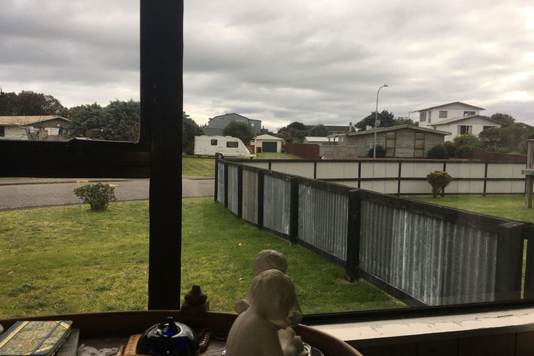 Photo of property in 38 Freyberg Crescent, Waikanae Beach, Waikanae, 5036