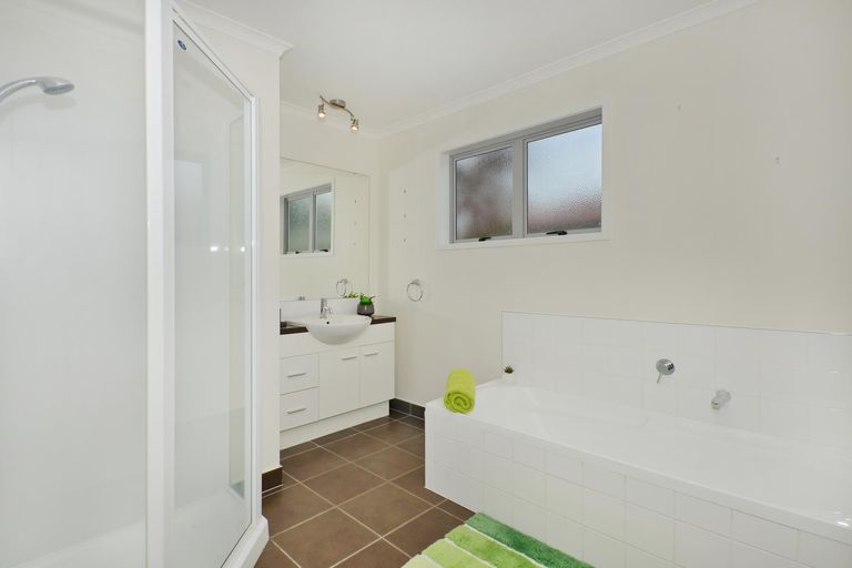 Photo of property in 18 Resolution Place, One Tree Point, 0118