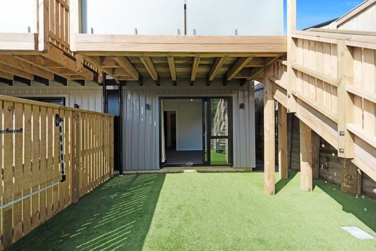 Photo of property in 1u3 Robert Street, Newlands, Wellington, 6037