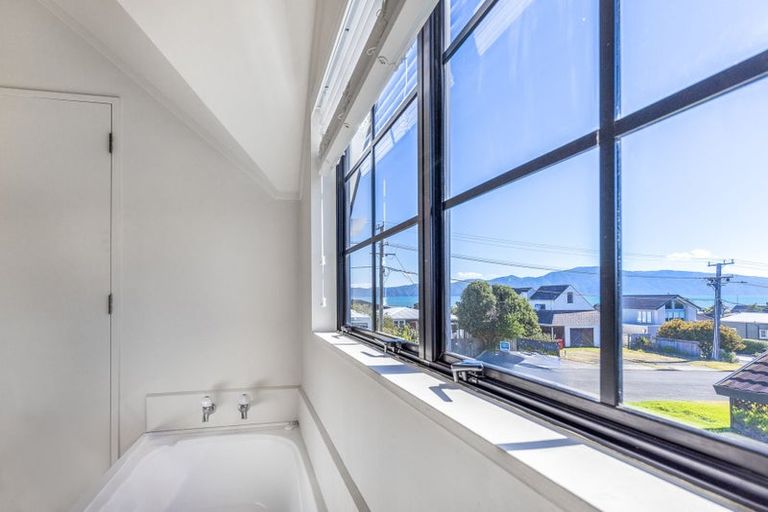 Photo of property in 129 Seaview Road, Paraparaumu Beach, Paraparaumu, 5032