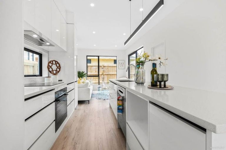 Photo of property in 7d Queen Mary Avenue, New Lynn, Auckland, 0600