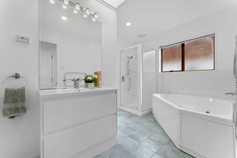 Photo of property in 152 Luckens Road, West Harbour, Auckland, 0618