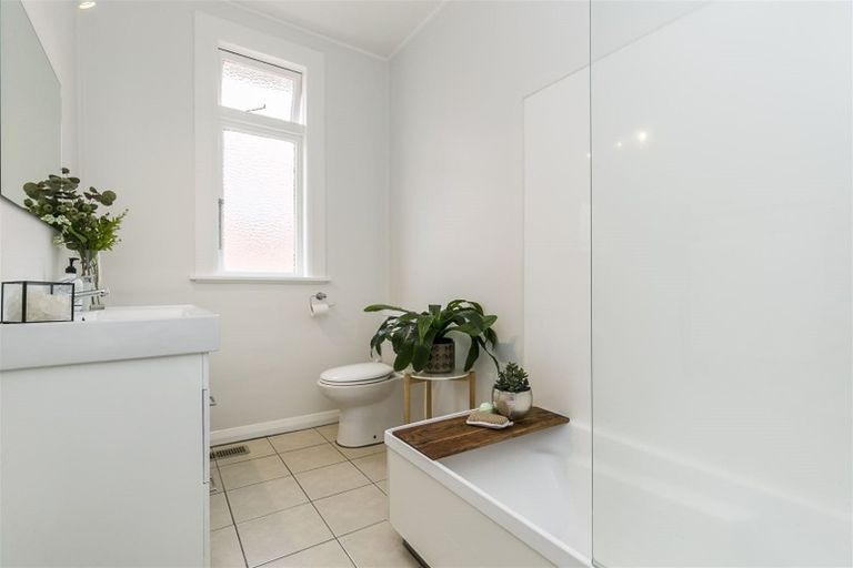 Photo of property in 8 Paisley Terrace, Karori, Wellington, 6012