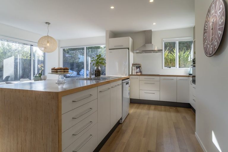 Photo of property in 13 Wakely Road, Newlands, Wellington, 6037