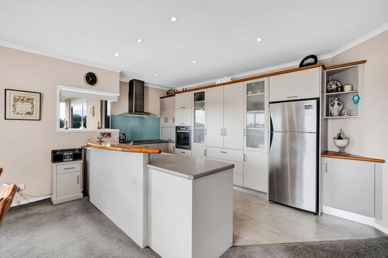 Photo of property in 5 Vardon Way, Waiwhakaiho, New Plymouth, 4312