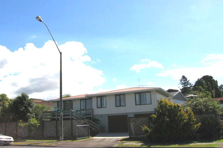 Photo of property in 2/45 Caribbean Drive, Unsworth Heights, Auckland, 0632