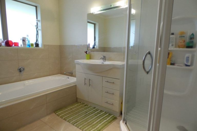 Photo of property in 60 South Kensington Way, Henderson, Auckland, 0612