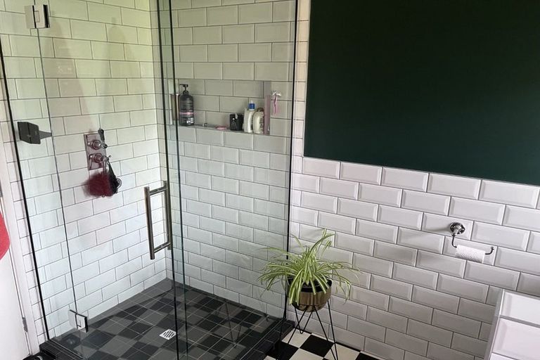 Photo of property in 50 Saint Andrews Square, Strowan, Christchurch, 8052