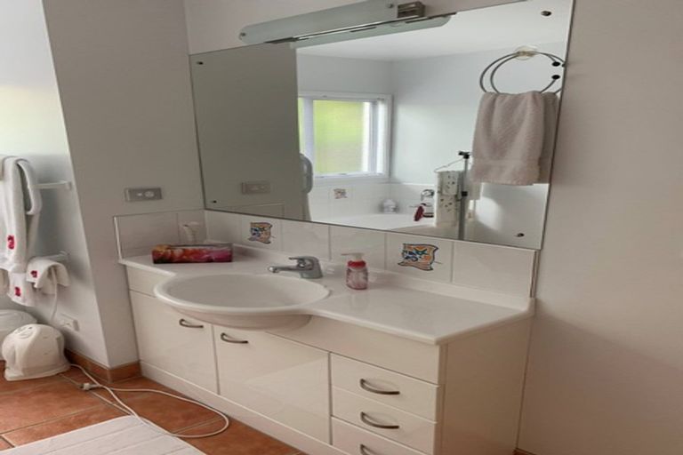 Photo of property in 9 Springwater Vale, Unsworth Heights, Auckland, 0632