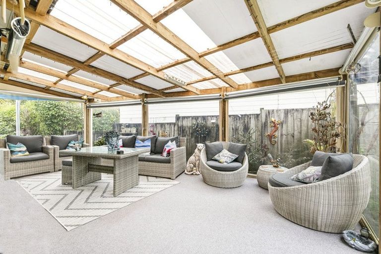 Photo of property in 22 Deverell Place, Northcross, Auckland, 0632