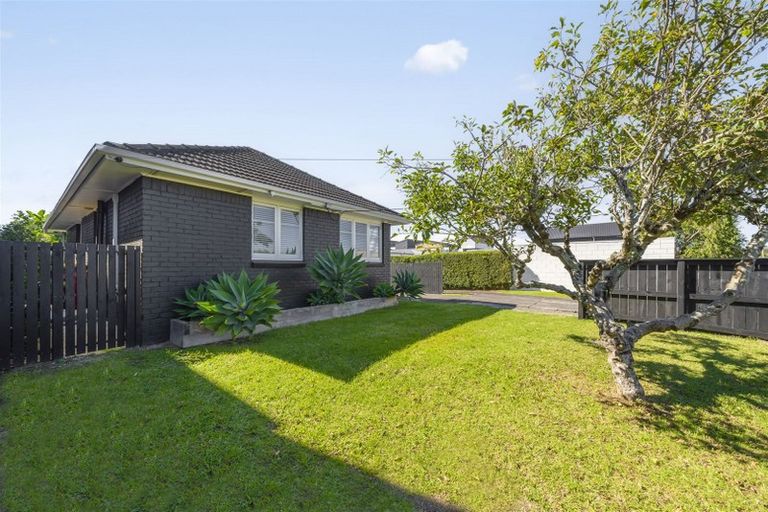 Photo of property in 17 Karamu Street, Te Atatu Peninsula, Auckland, 0610