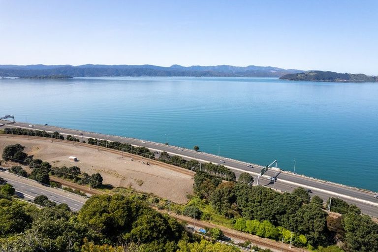 Photo of property in 22 Sovereign Point, Kaiwharawhara, Wellington, 6035