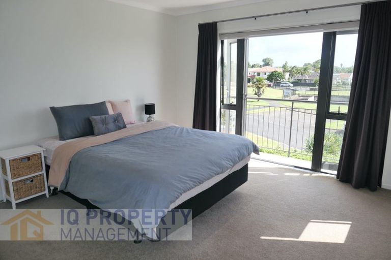 Photo of property in 54 Provence Esplanade, Te Atatu Peninsula, Auckland, 0610