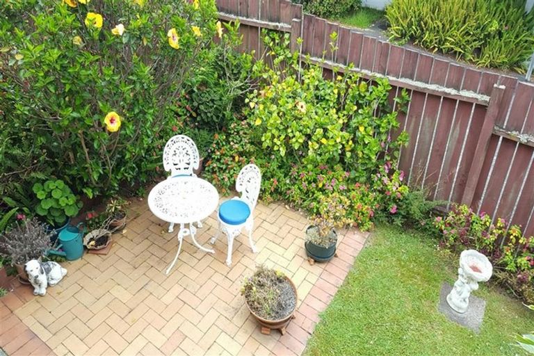Photo of property in 2/84 Pupuke Road, Hillcrest, Auckland, 0627