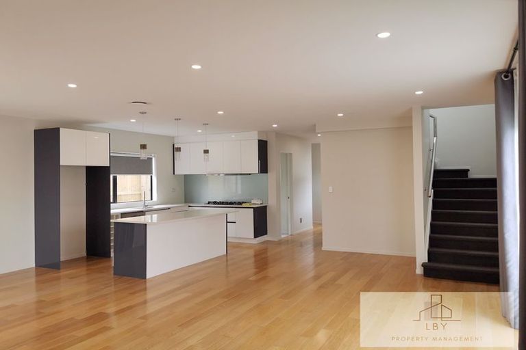 Photo of property in 98 Cardiff Road, Pakuranga, Auckland, 2010