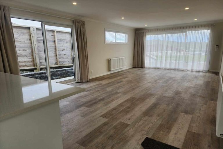 Photo of property in 115a Queen Charlotte Drive, Aotea, Porirua, 5024