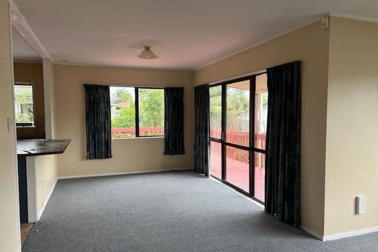 Photo of property in 32 Hassan Drive, Massey, Auckland, 0614
