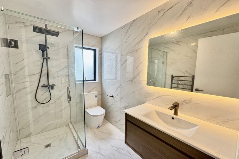 Photo of property in 5 Raphael Place, West Harbour, Auckland, 0618