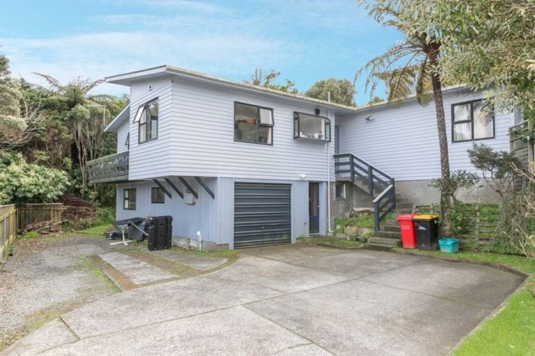Photo of property in 40 Link Road, Newlands, Wellington, 6037