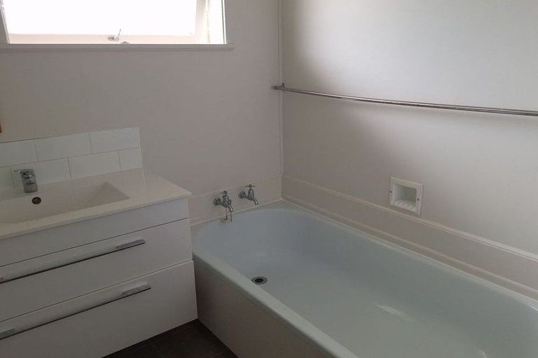 Photo of property in 2 Anne Road, Hillcrest, Auckland, 0627