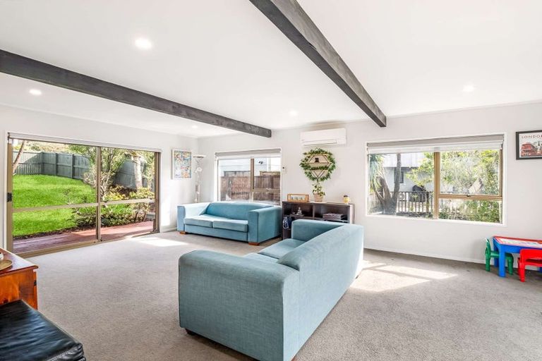 Photo of property in 10 Glen Vista Place, Bayview, Auckland, 0629