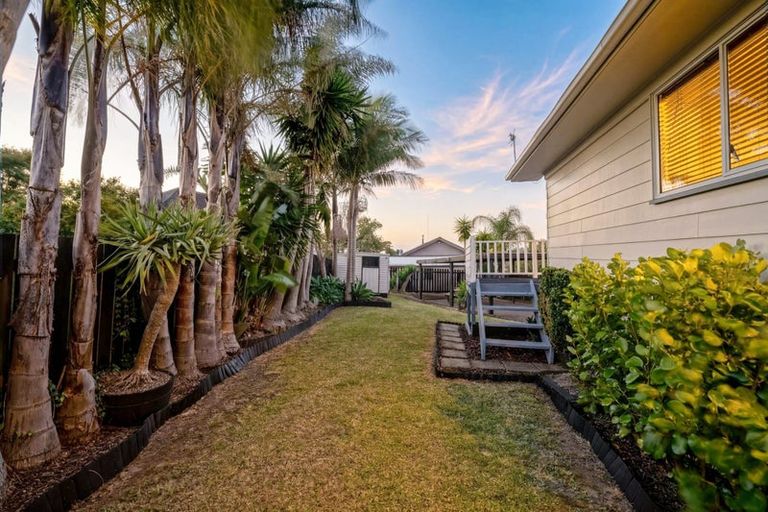 Photo of property in 5 Mckinley Road, Sunnyvale, Auckland, 0612