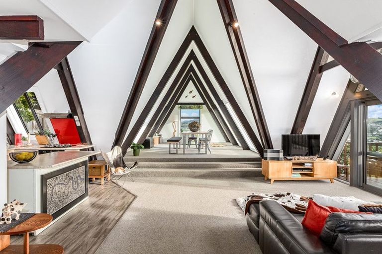 Photo of property in 112 Gloaming Hill, Titahi Bay, Porirua, 5022