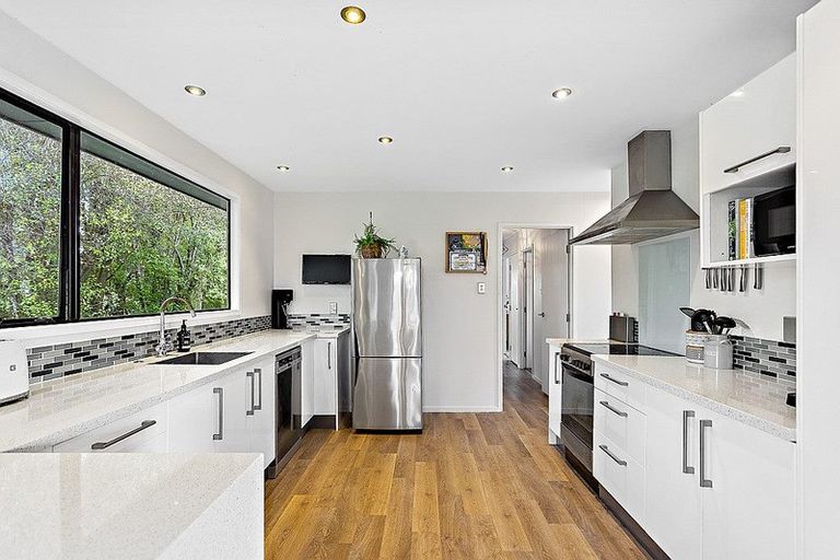 Photo of property in 30 Pokapu Street, Titirangi, Auckland, 0600