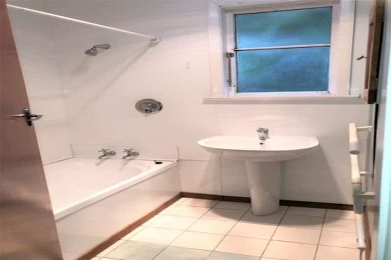 Photo of property in 21 Lyndfield Lane, Newlands, Wellington, 6037