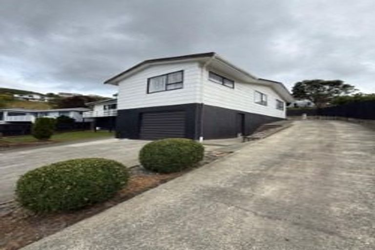 Photo of property in 6 Forglen Place, Tawa, Wellington, 5028
