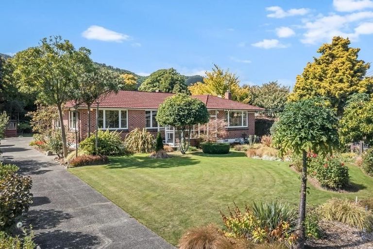 Photo of property in 11 Iti Grove, Waikanae, 5036