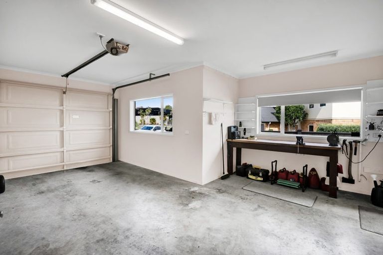 Photo of property in 5 Vardon Way, Waiwhakaiho, New Plymouth, 4312