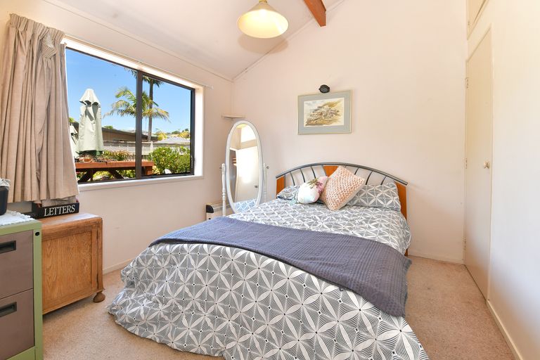 Photo of property in 32 Walton Street, Red Beach, 0932