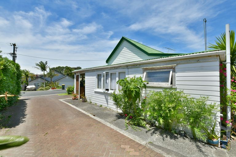 Photo of property in 12 Marie Avenue, Red Beach, 0932
