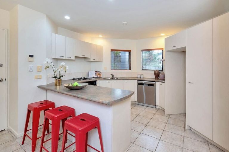 Photo of property in 2/12 Philip Place, Hillcrest, Auckland, 0627