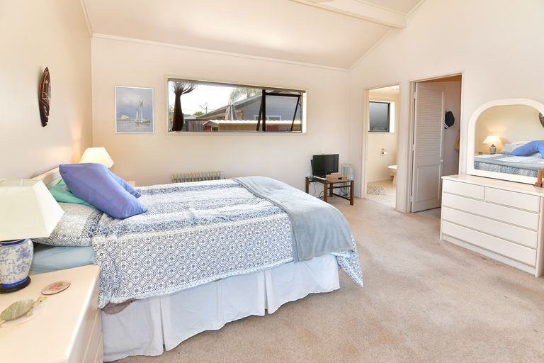 Photo of property in 32 Walton Street, Red Beach, 0932