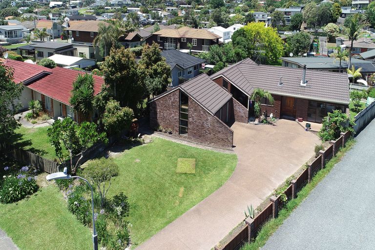 Photo of property in 32 Walton Street, Red Beach, 0932