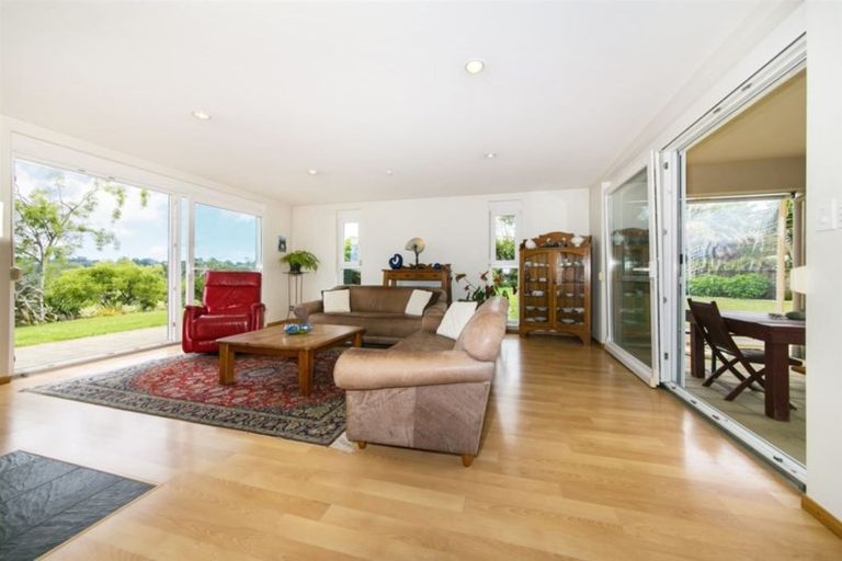 Photo of property in 32 Red Hills Road, Massey, Auckland, 0614
